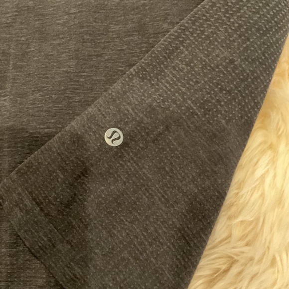 Lululemon Men’s Short Sleeved Shirt - Picture 4 of 7